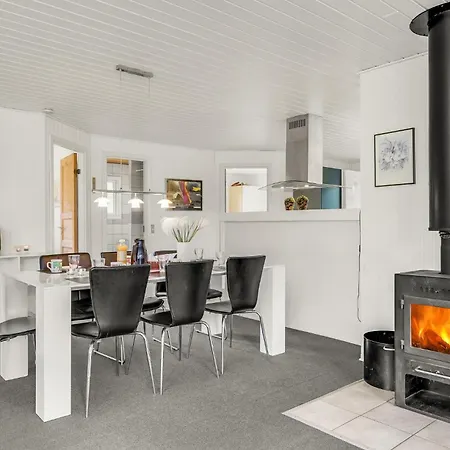 4 Bedroom Cozy In 펜션
